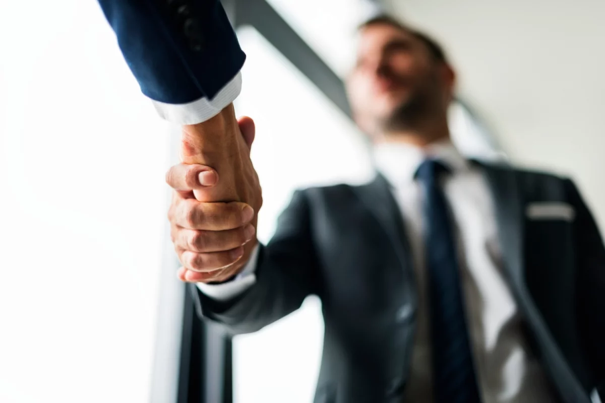 Wynajem mebli eventowych vs zakup: kiedy warto wynająć, a kiedy kupić?